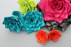 Como hacer flores con cinta masking tape (1)