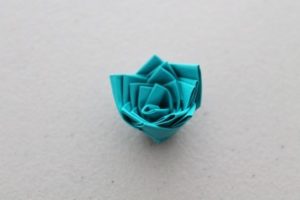 Como hacer flores con cinta masking tape (6)