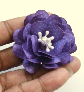 Como hacer flores con corazones de papel (7)