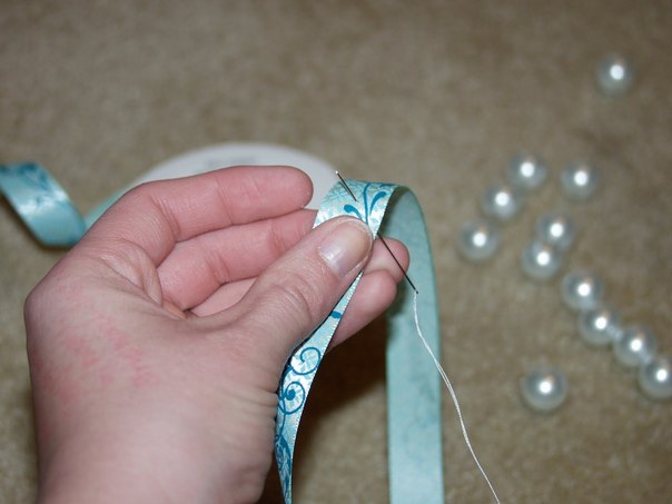 Como hacer pulseras con perlas y liston (3)