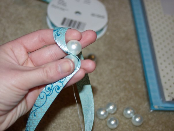 Como hacer pulseras con perlas y liston (4)