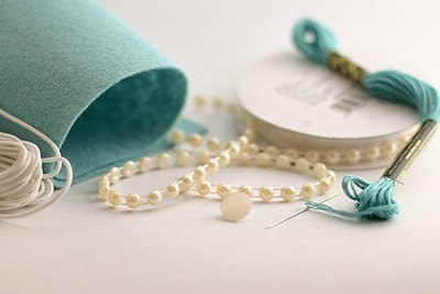 Como hacer pulseras de fieltro y perlas (2)