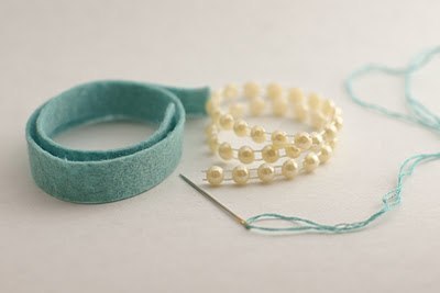 Como hacer pulseras de fieltro y perlas (3)