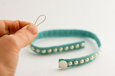 Como hacer pulseras de fieltro y perlas (8)
