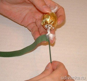 Como hacer una flor con cintas y chocolates (6)