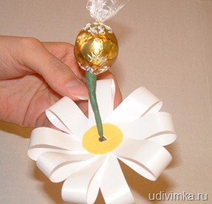 Como hacer una flor con cintas y chocolates (7)