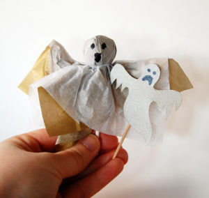 Como hacer fantasmas de papel con dulces (1)