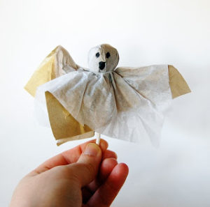 Como hacer fantasmas de papel con dulces (5)