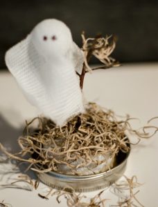 Como hacer fantasmas dentro de frascos para Halloween (7)