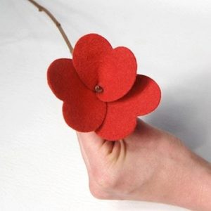Como hacer flores con corazones de fieltro (3)