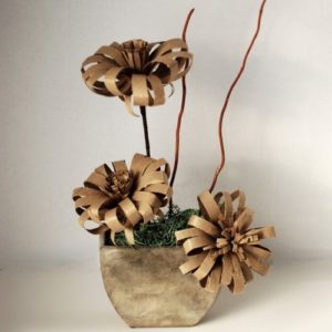 Como hacer flores con tubos de carton reciclados (1)