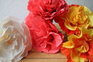 Como hacer flores grandes de papel crepe (1)