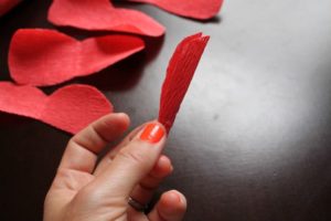 Como hacer flores grandes de papel crepe (3)