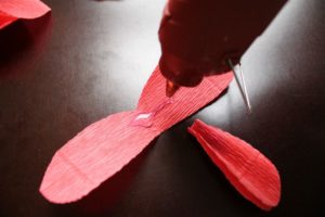 Como hacer flores grandes de papel crepe (4)