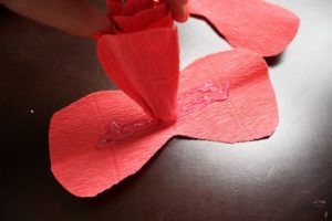 Como hacer flores grandes de papel crepe (6)