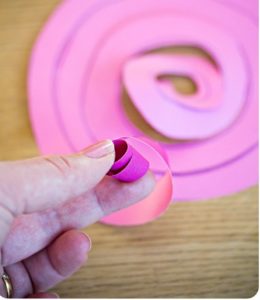 Como hacer rosas con espirales de papel (2)