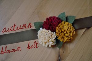 Como hacer un cinturon de fieltro con flores (1)