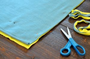 Como hacer un cobertor con flequillo sin costuras (2)