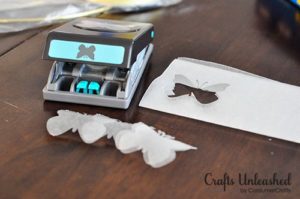 Como hacer un movil con mariposas de papel albanene (2)