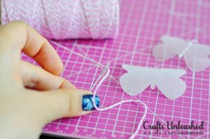Como hacer un movil con mariposas de papel albanene (3)
