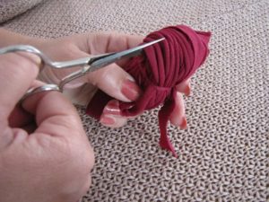 Como hacer un pompon de tela paso a paso (5)