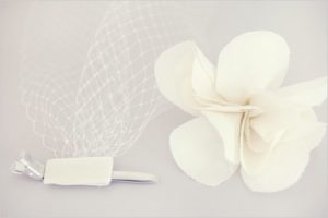 Como hacer un tocado para novia con una flor de tela y tul (10)