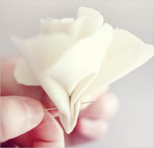 Como hacer un tocado para novia con una flor de tela y tul (6)