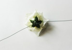 Como hacer una corona con flores artificiales (4)