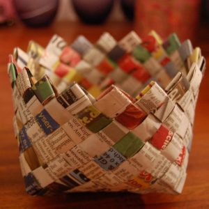 Como hacer una mini canasta con papel de revistas recicladas (1)