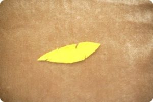 Como hacer una vincha con plumas de feltro (4)
