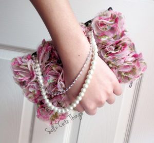 Decorar un bolso de mano con flores de tela estilo vintage (1)
