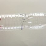 porta celular hecho a base de botellas recicladas