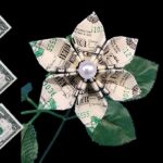 rosas con billetes de dolar